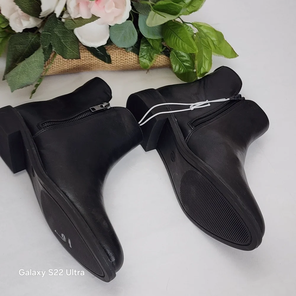 Time and Tru Black Ankle Booties with White Laces - Picture 2 of 6